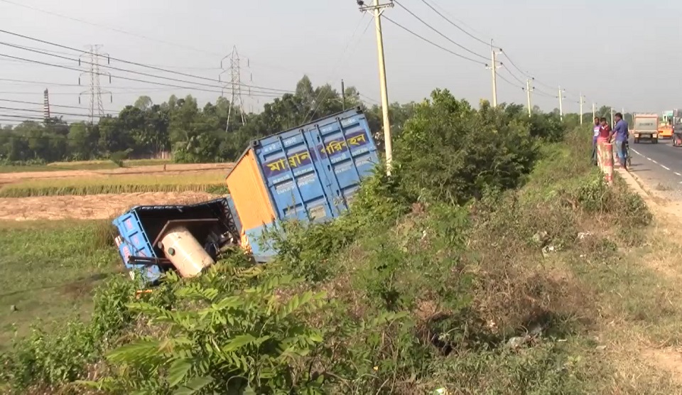 চার জেলায় সড়ক দুর্ঘটনায় ৭ জনের মৃত্যু