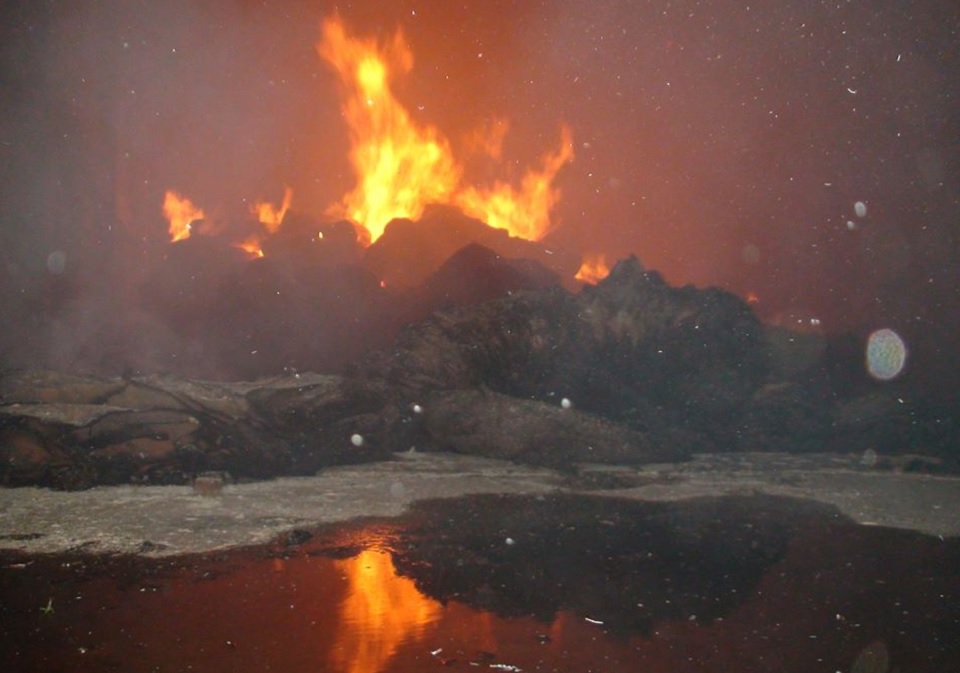 চাঁপাইনবাবগঞ্জে আগুনে পুড়েছে জুট মিল