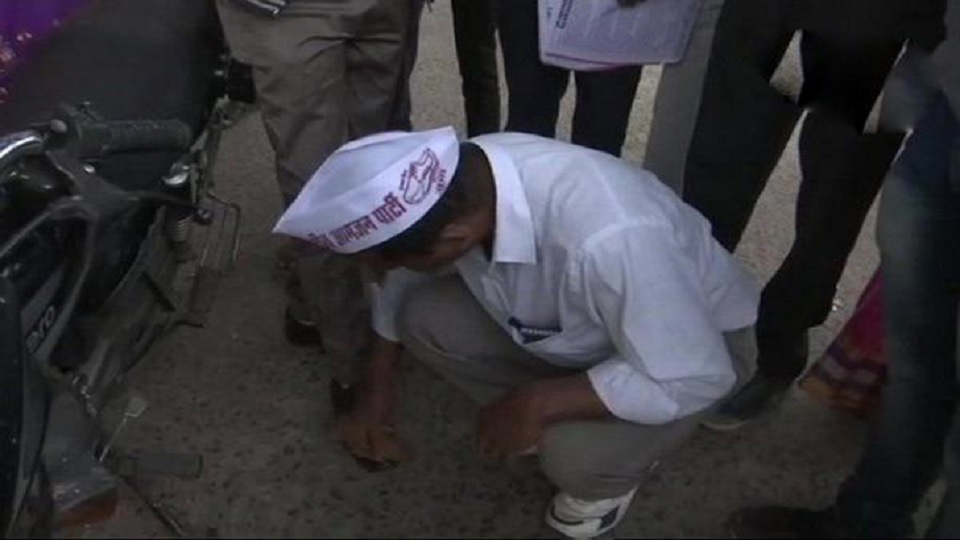 ভোটারদের জুতা পালিশ করে দিচ্ছেন প্রার্থী!