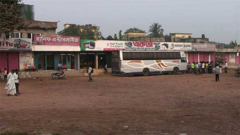 নাটোরে বাস চলাচল বন্ধ, ভোগান্তিতে যাত্রীরা