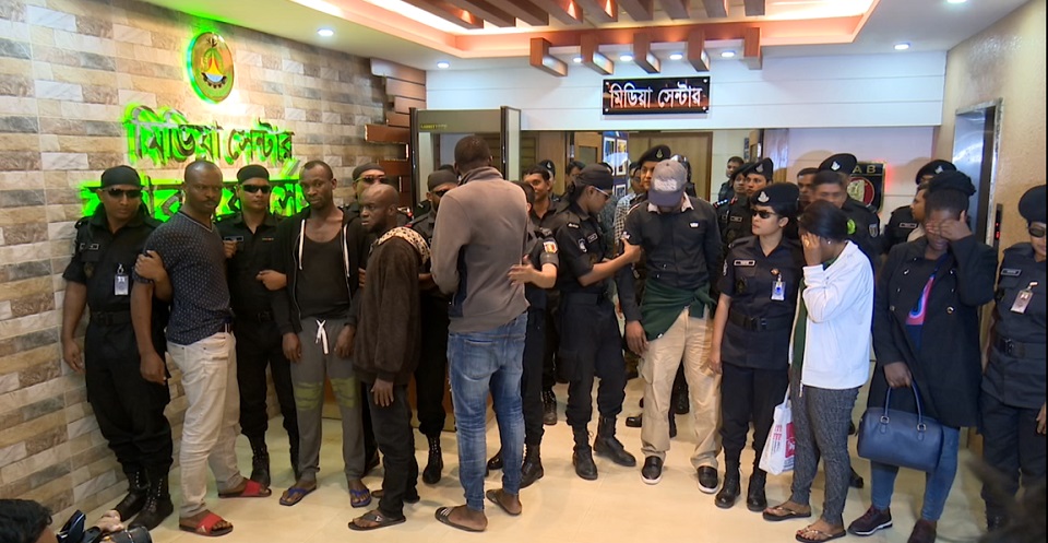 আন্তর্জাতিক অপরাধ চক্রের ১৪ বিদেশী নাগরিককে আটক