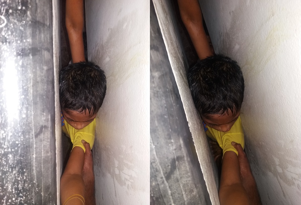 খেলতে গিয়ে দুই সিঁড়ির মাঝে শিশু, তিন ঘণ্টা পর উদ্ধার