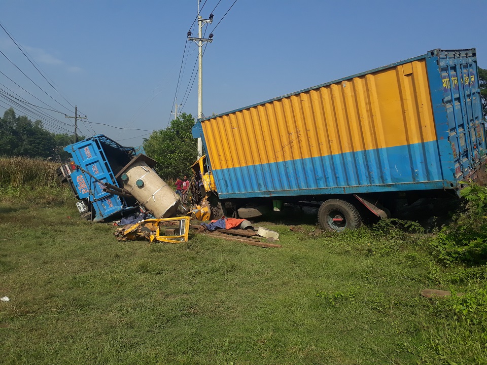 ফেনীতে ট্রাক-কাভার্ডভ্যানের সংঘর্ষে নিহত ২