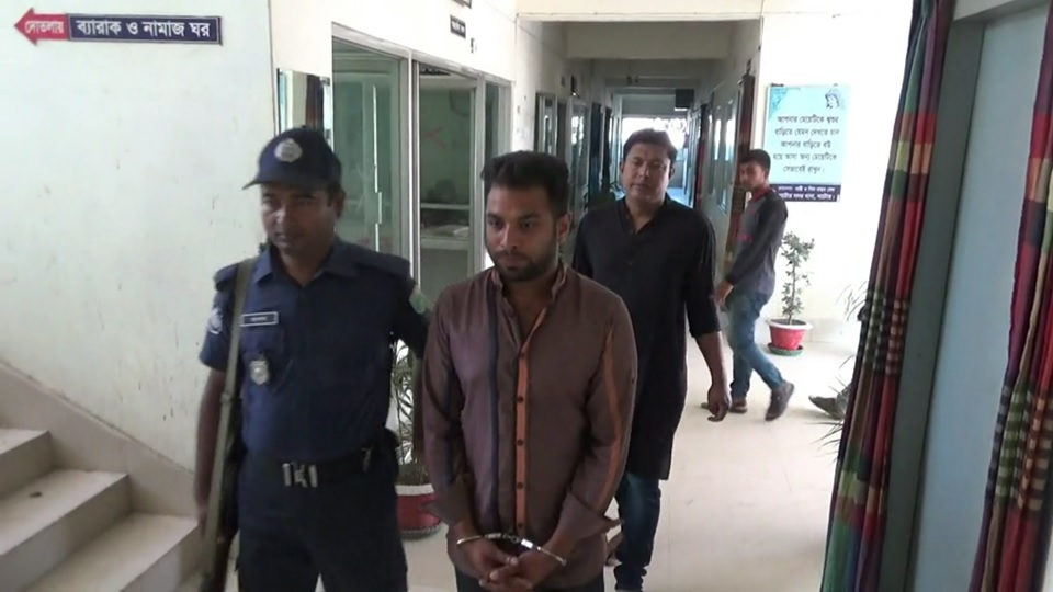 নাটোরে বিদেশি পিস্তল,ম্যাগজিন ও গুলিসহ আটক ১