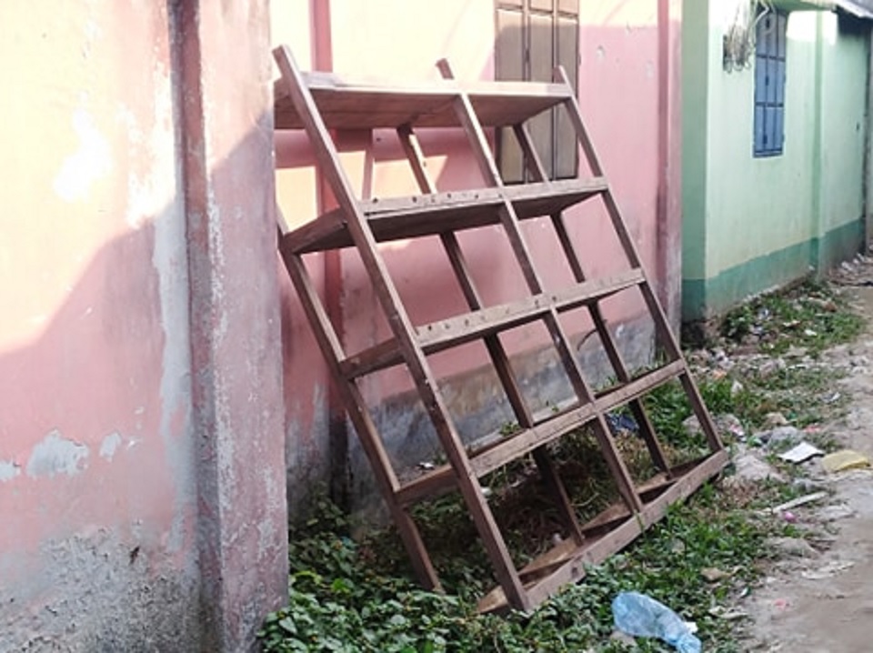 কাঠের তাকের নিচে চাপা পড়ে শিশুর মৃত্যু