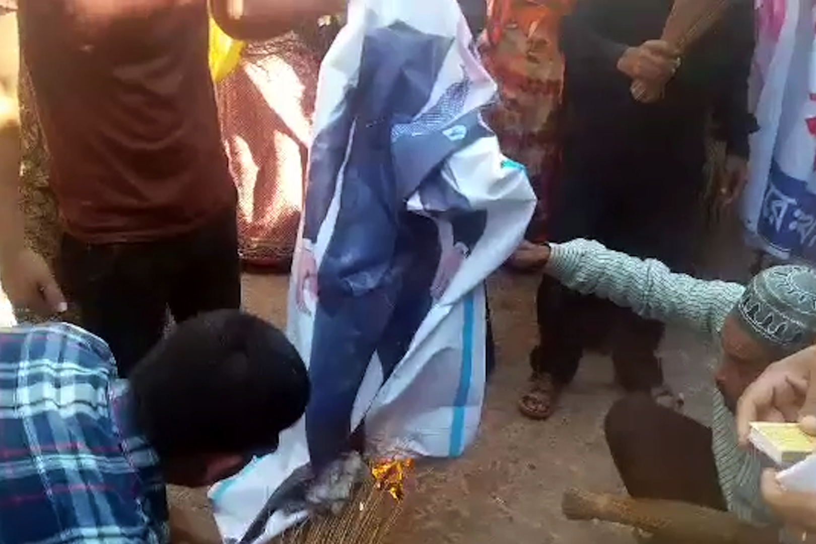 রুহুল আমিন হাওলাদারের কুশপুত্তলিকা দাহ