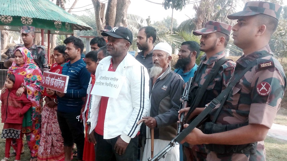 বেনাপোলে নাইজেরিয়ান নাগরিক ও হুন্ডি ব্যবসায়ীসহ আটক ১৫