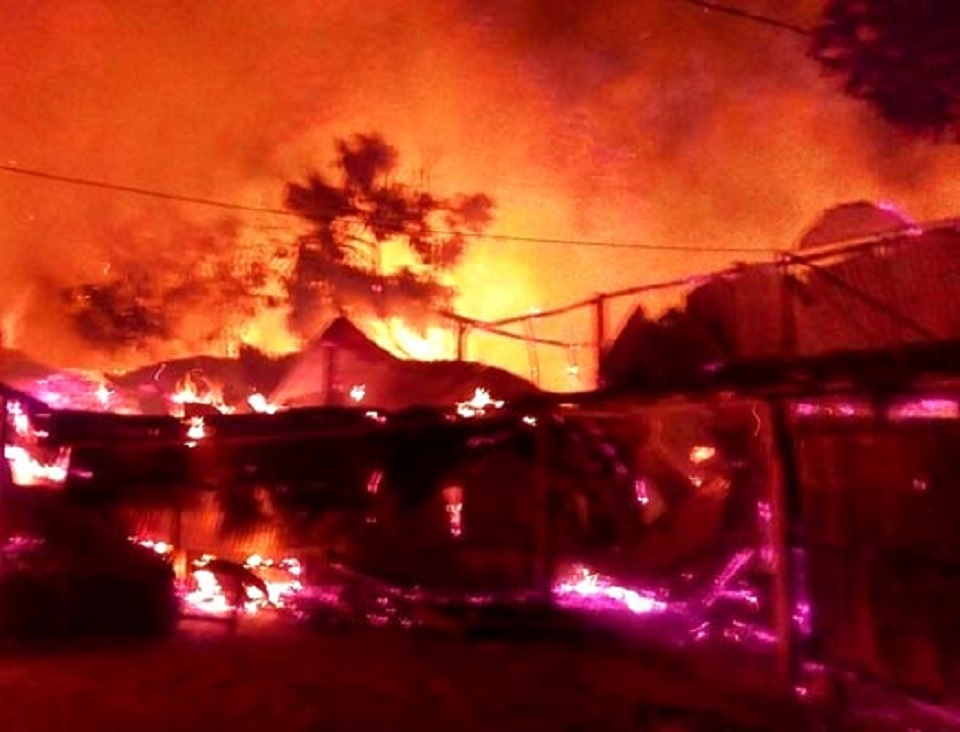 কুড়িগ্রামে অগ্নিকাণ্ডে পাটের গুদামসহ ২০টি দোকান পুড়ে ছাই