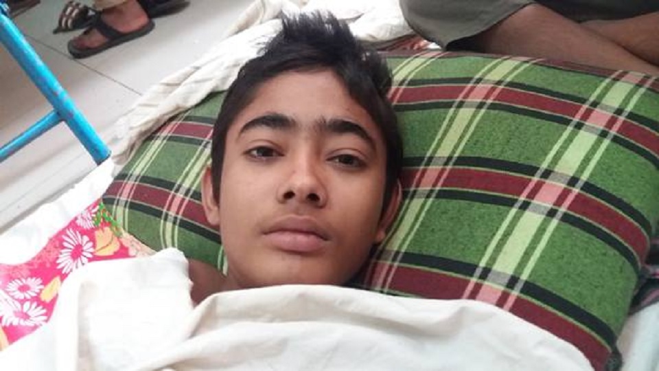 অজ্ঞাত ছেলেটিকে হাসপাতালে মাতৃস্নেহ দিচ্ছেন লাকি আলম