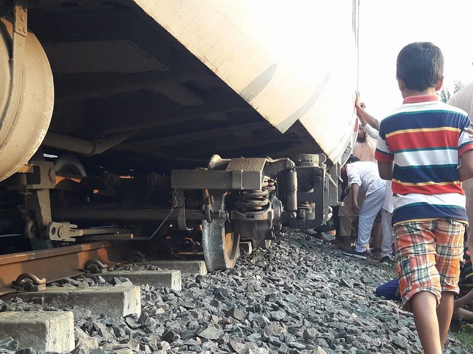 নওগাঁর শাহাগোলায় রংপুর এক্সপ্রেসের বগি লাইনচ্যুত
