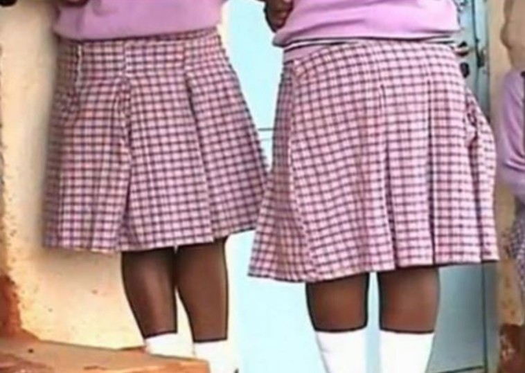 পোশাক খুলে স্কুলছাত্রীদের স্যানিটারি প্যাড পরীক্ষার অদ্ভুত কাণ্ড