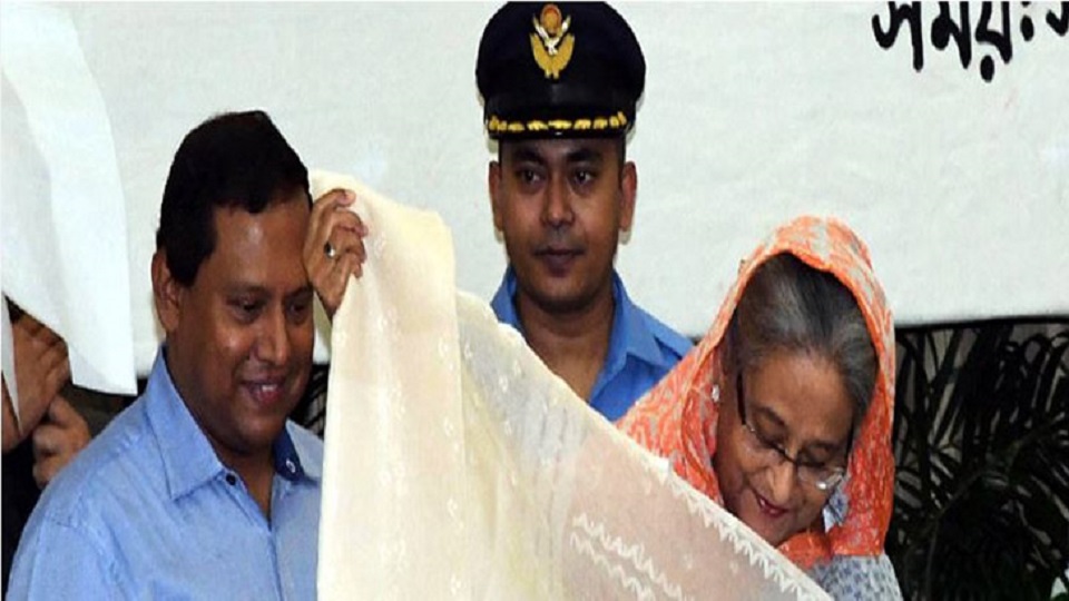 প্রধানমন্ত্রীকে ১৭০ গ্রাম ওজনের জামদানি শাড়ি উপহার