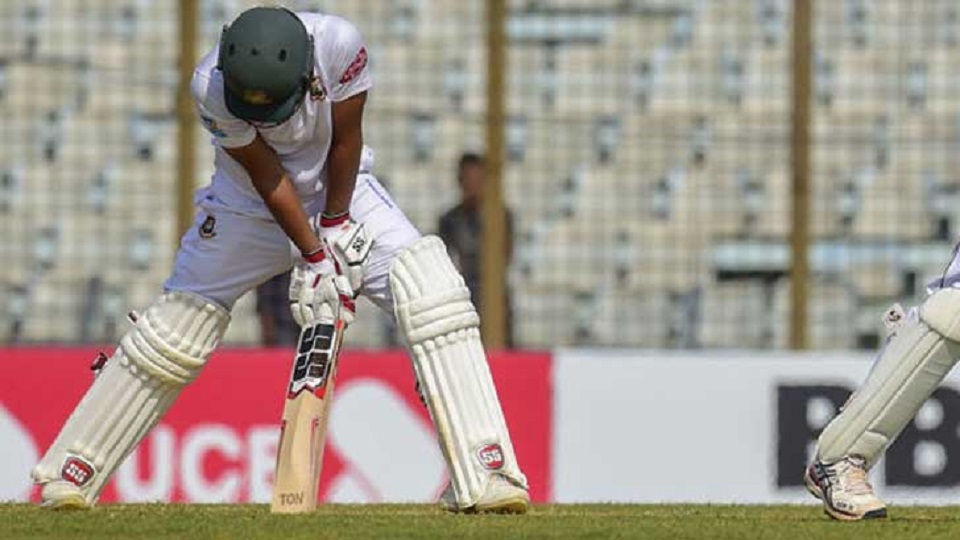 পাঁচ উইকেট হারিয়ে অস্বস্থিতে বাংলাদেশ