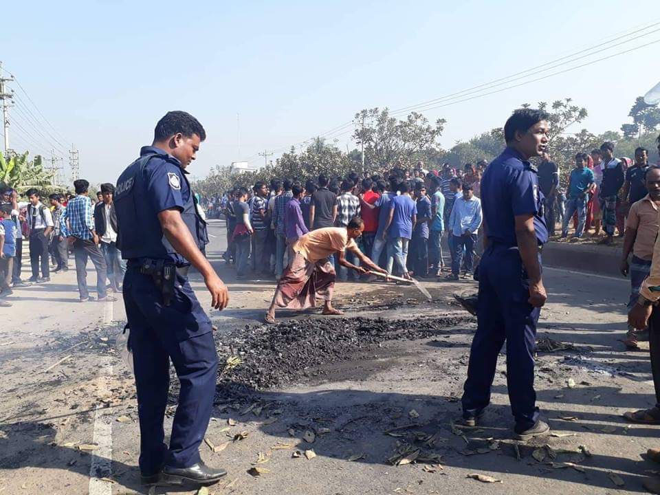 গাজীপুরে শ্রমিক ছাটাইয়ের প্রতিবাদে মহাসড়কে অবরোধ