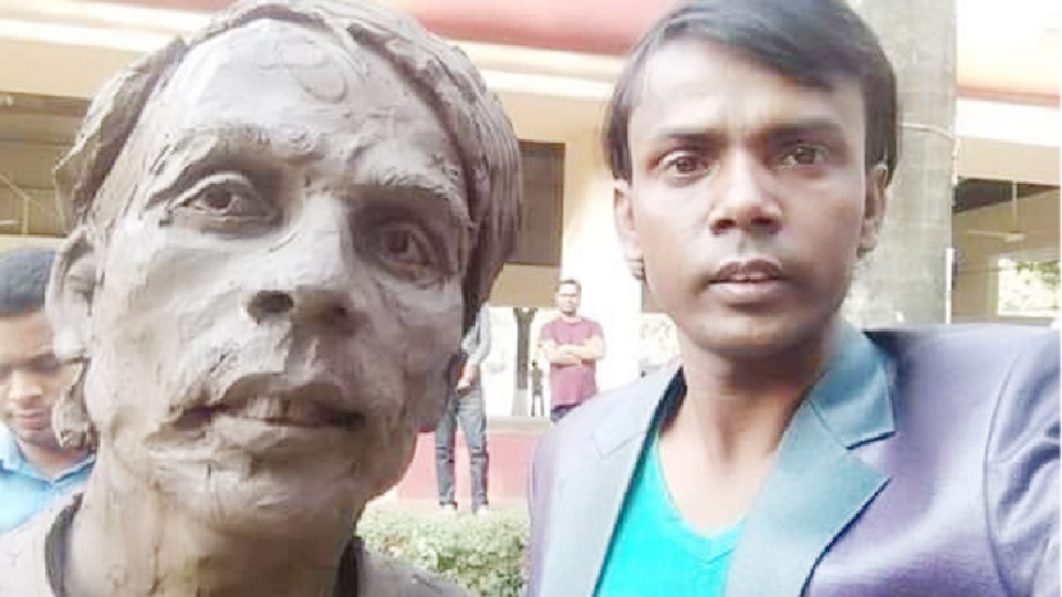 ঢাবিতে হিরো আলমের ভাস্কর্য