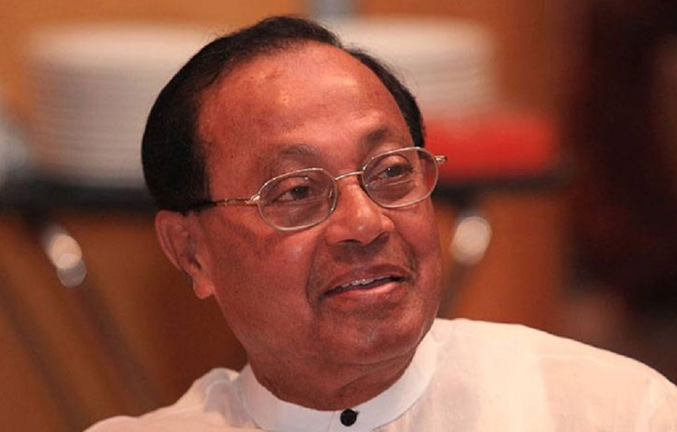 মওদুদ আহমদের গাড়িতে ককটেল নিক্ষেপ