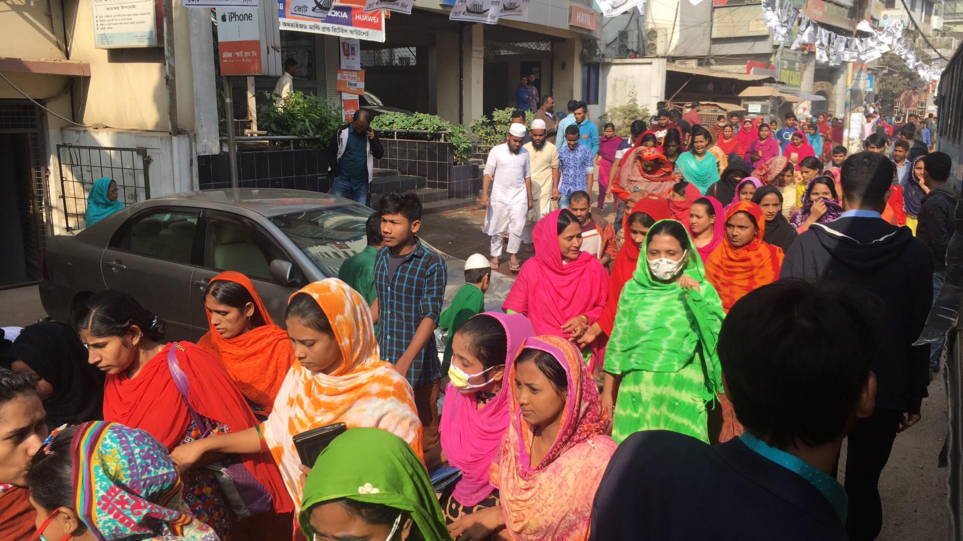 মিরপুরে বেতন বাড়ানোর দাবিতে শ্রমিকদের বিক্ষোভ