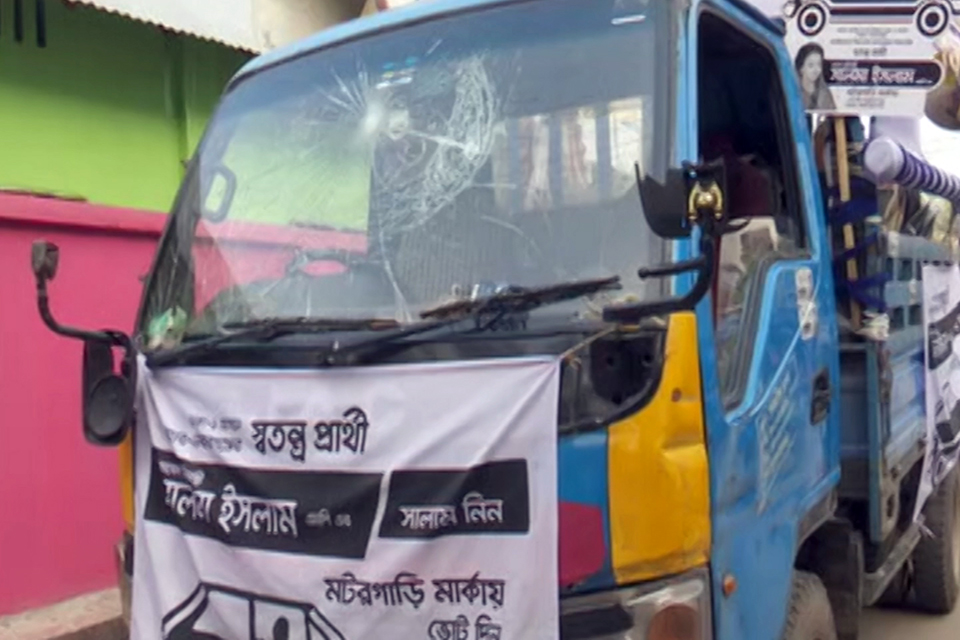 সালমা ইসলামের নির্বাচনী গাড়িতে দুর্বৃত্তদের হামলা