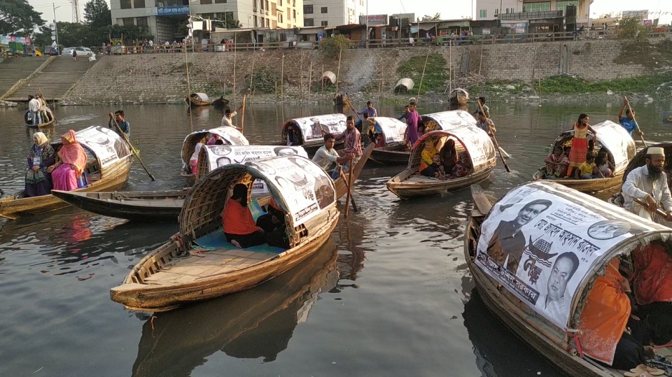 তুরাগ নদে ব্যতিক্রমি নৌকার নির্বাচনী প্রচারণা