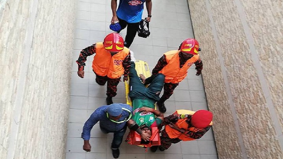 স্ট্রেচারে করে মাঠ ছাড়লেন লিটন দাস