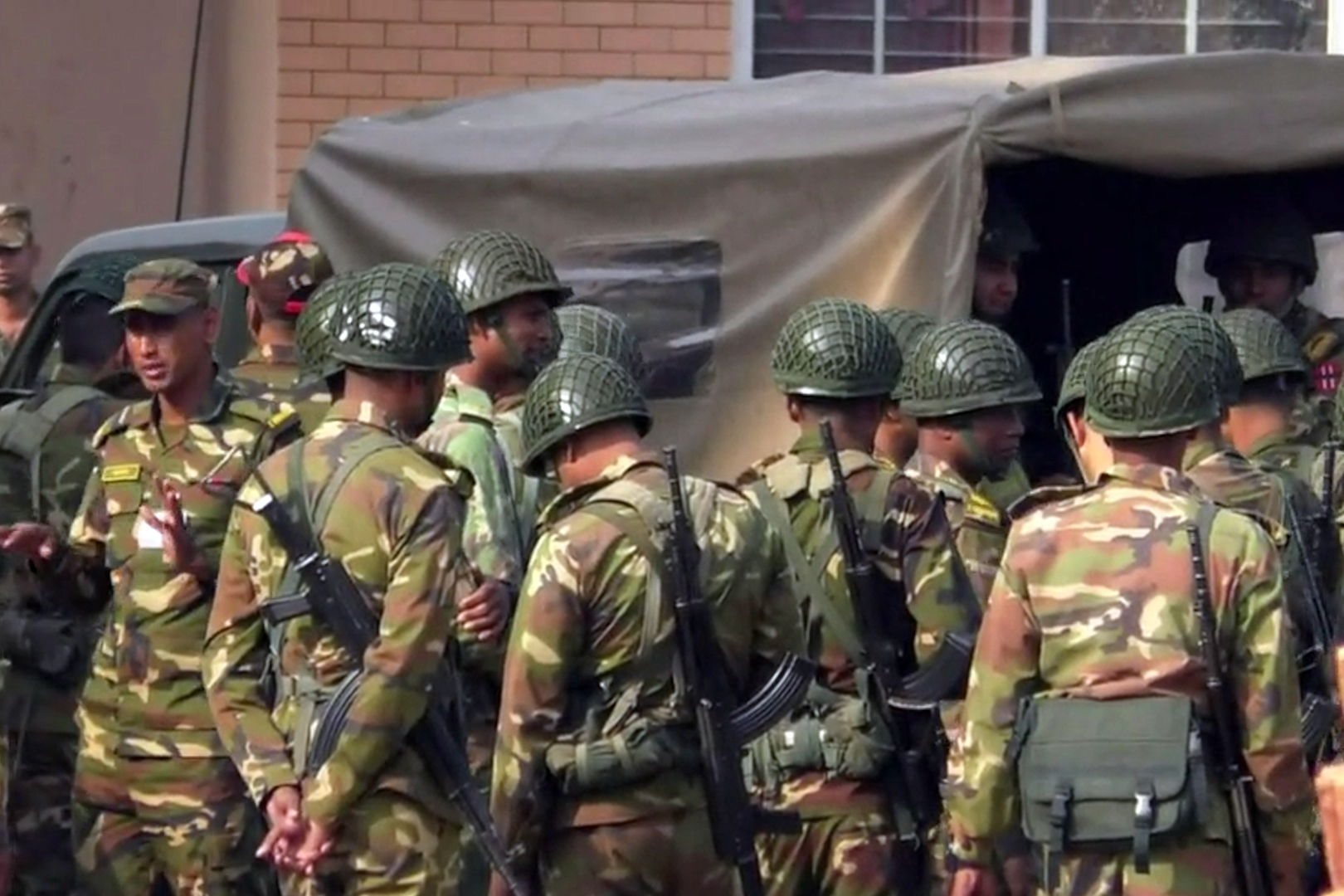 মাঠে নেমেছে সেনাবাহিনী