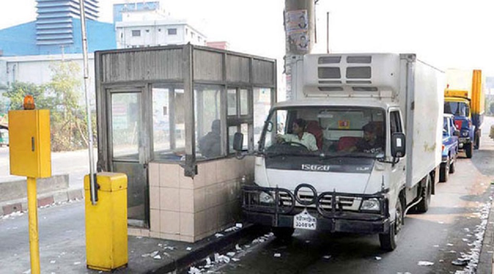 টোলপ্লাজায় নেটওয়ার্ক ডাউন: বঙ্গবন্ধু সেতুর দুই প্রান্তে পরিবহণ জট