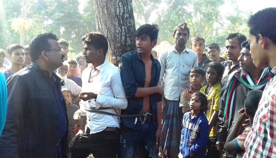 চাটমোহরে দুই যুবককে গাছে বেঁধে পেটালো গ্রামবাসী