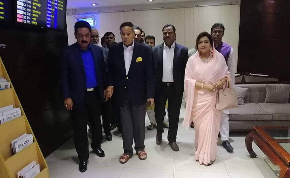 চিকিৎসার জন্য সিঙ্গাপুরের উদ্দেশে দেশ ছাড়লেন এরশাদ