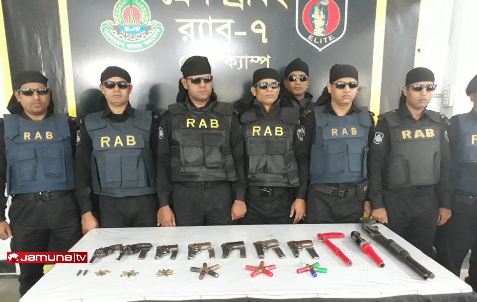 ফেনীতে ১০টি অস্ত্র উদ্ধার