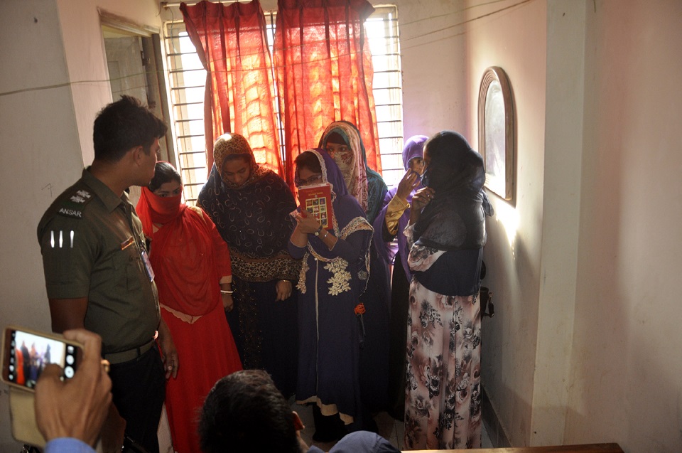 ফরিদপুরে আবাসিক হোটেলে অভিযান, ১৩ নারী-পুরুষ আটক