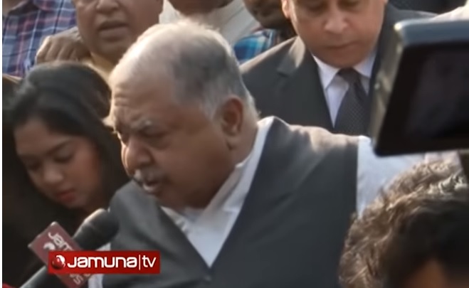 জামায়াত নিয়ে প্রশ্ন করায় সাংবাদিককে ‘দেখে নেয়ার’ হুমকি ড. কামাল হোসেনের