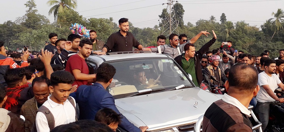 জনগণের ভালোবাসায় সিক্ত হলেন মাশরাফী