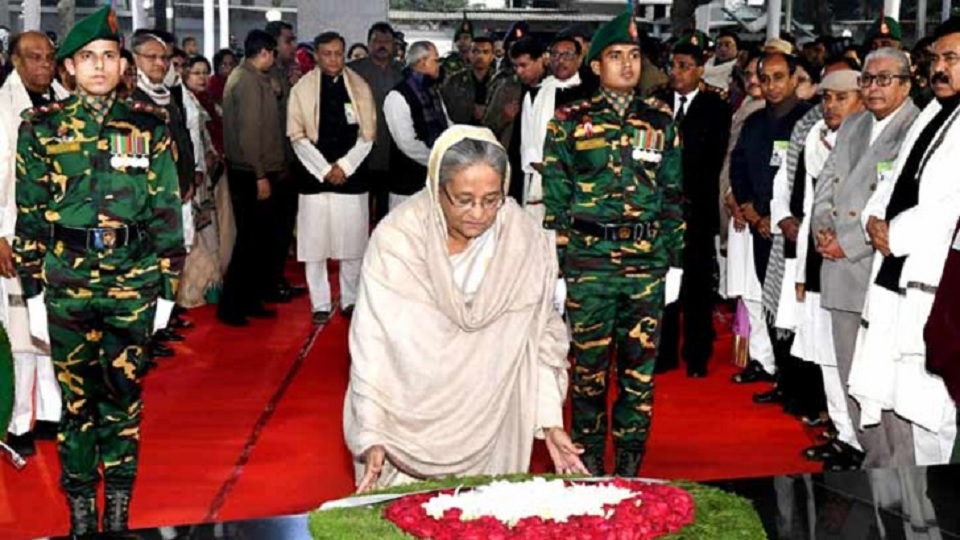 বিজয় দিবসে বঙ্গবন্ধুর প্রতিকৃতিতে প্রধানমন্ত্রীর শ্রদ্ধা