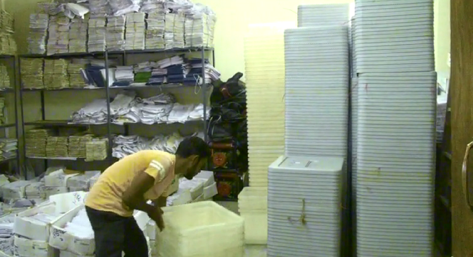 ভোটগ্রহণ কাল, জেলায় জেলায় পৌঁছেছে ভোটের সরঞ্জাম