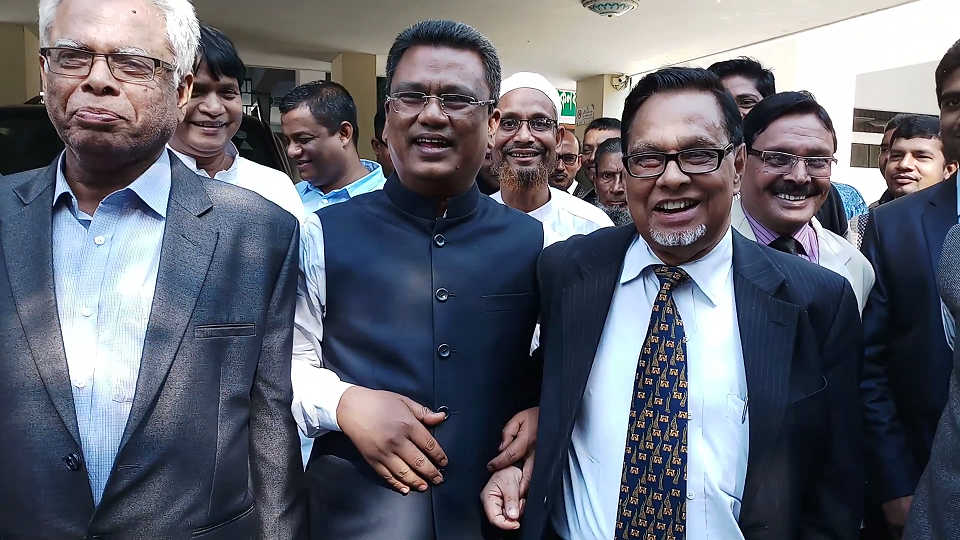 বিএনপি প্রার্থীর পায়ে সালাম দিয়ে দোয়া নিলেন আওয়ামী লীগ প্রার্থী