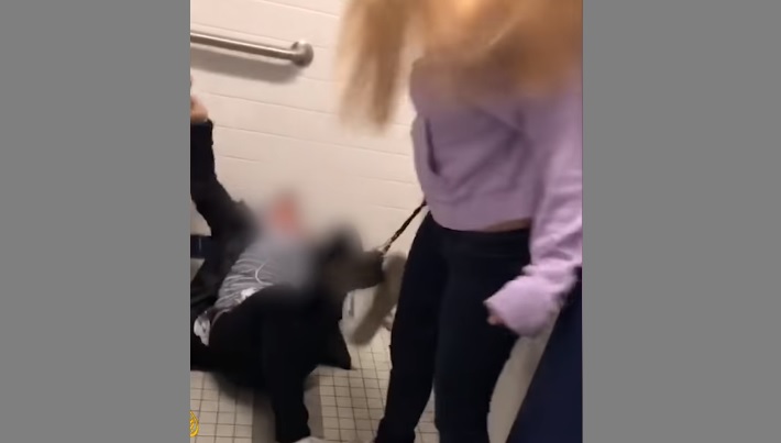 হিজাবী মুসলিম ছাত্রীকে স্কুলের বাথরুমে ফেলে মারধর