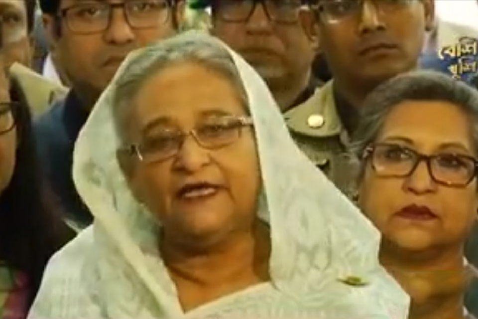 সিটি কলেজ কেন্দ্রে ভোট দিলেন প্রধানমন্ত্রী