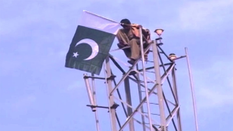 মোবাইল টাওয়ারের চূড়ায় ওঠে প্রধানমন্ত্রী হওয়ার আবদার