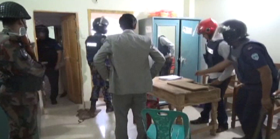 ব্রাহ্মণবাড়িয়া-৩ এ বিএনপি প্রার্থীর বাস ভবনে যৌথ বাহিনীর অভিযান: ১২ নেতাকর্মী গ্রেফতার