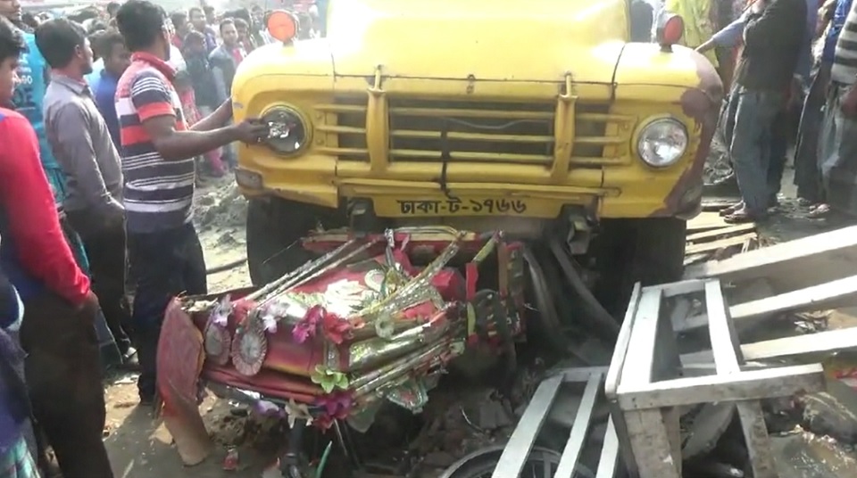 আশুলিয়া ও নরসিংদীতে সড়ক দুর্ঘটনায় নিহত ৩