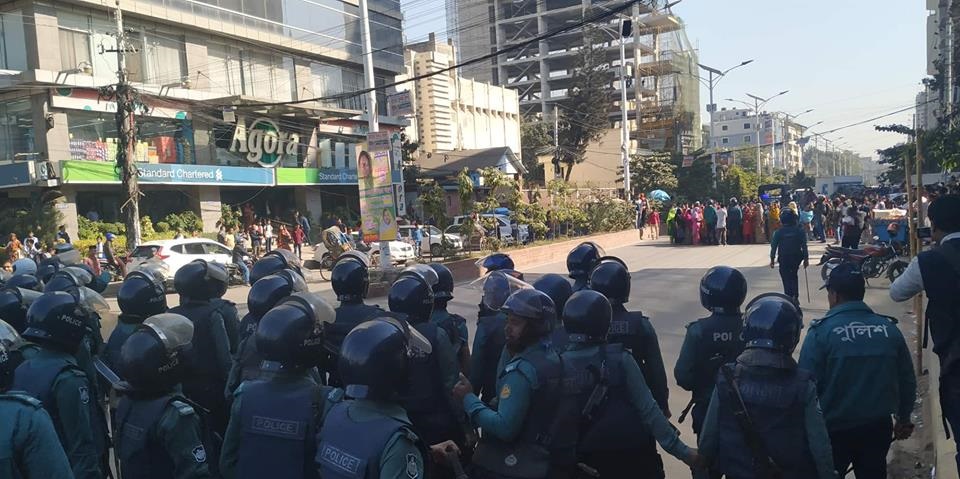 উত্তরায় শ্রমিক-পুলিশের ধাওয়া পাল্টা ধাওয়া