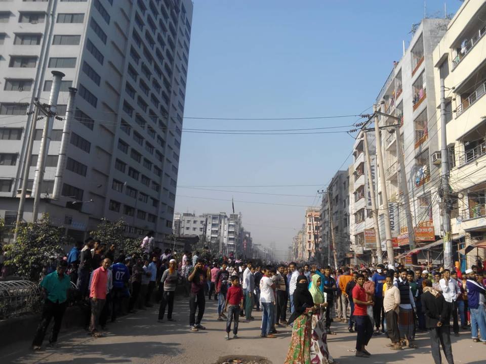 কালশীতে পোশাক শ্রমিকদের সাথে পুলিশের ধাওয়া পাল্টা ধাওয়া