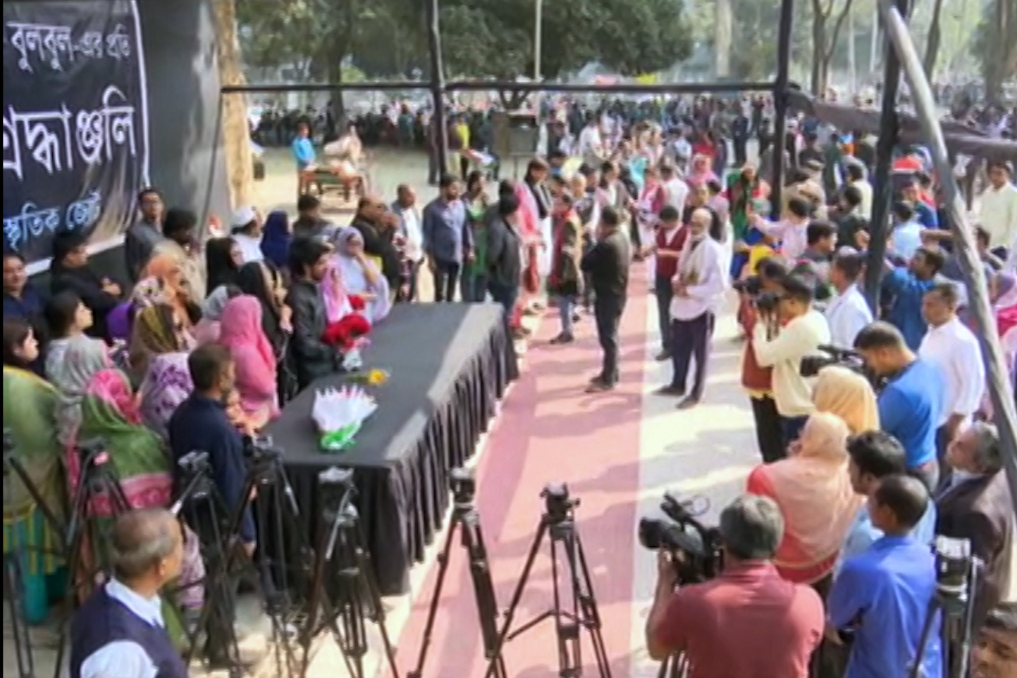 শহীদ মিনারে বুলবুলকে সর্বস্তরের মানুষের শ্রদ্ধা