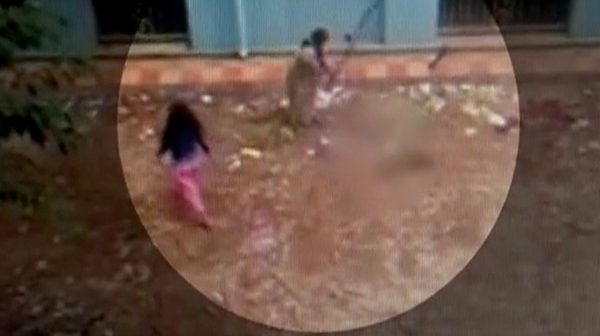 ১৬টি কুকুরছানাকে পিটিয়ে হত্যা: এখন আদালতে দৌড়াচ্ছেন ২ ছাত্রী