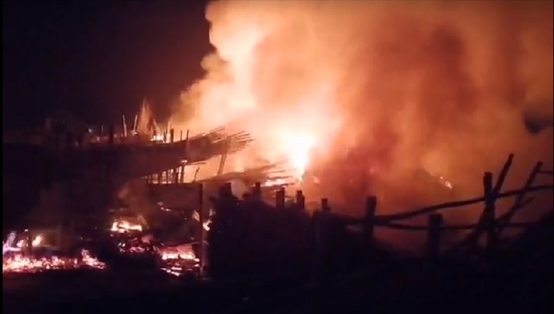 রাজধানীতে পুড়ে ছাই কয়েকটি বাঁশের আড়ত