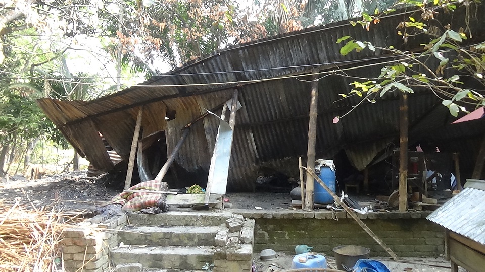 কাশিয়ানীতে জ্বিনের কাণ্ড বলে রাতে বাড়ি ঘরে আগুন