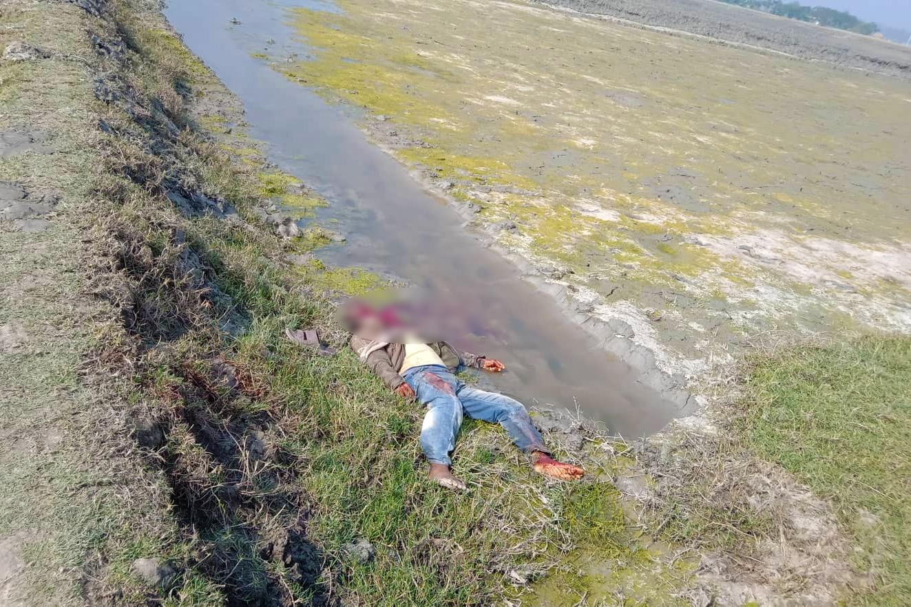 মাছের ঘেরে যুবকের গলাকাটা লাশ