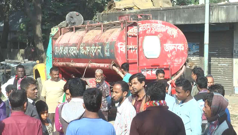 লরির ট্যাঙ্ক পরিষ্কার করতে গিয়ে যুবকের মৃত্যু