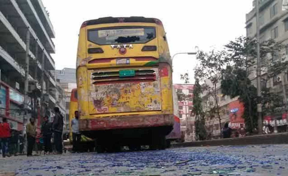 বাস চাপায় দুই গার্মেন্টস কর্মী নিহত: রাস্তা অবরোধ-ভাঙচুর