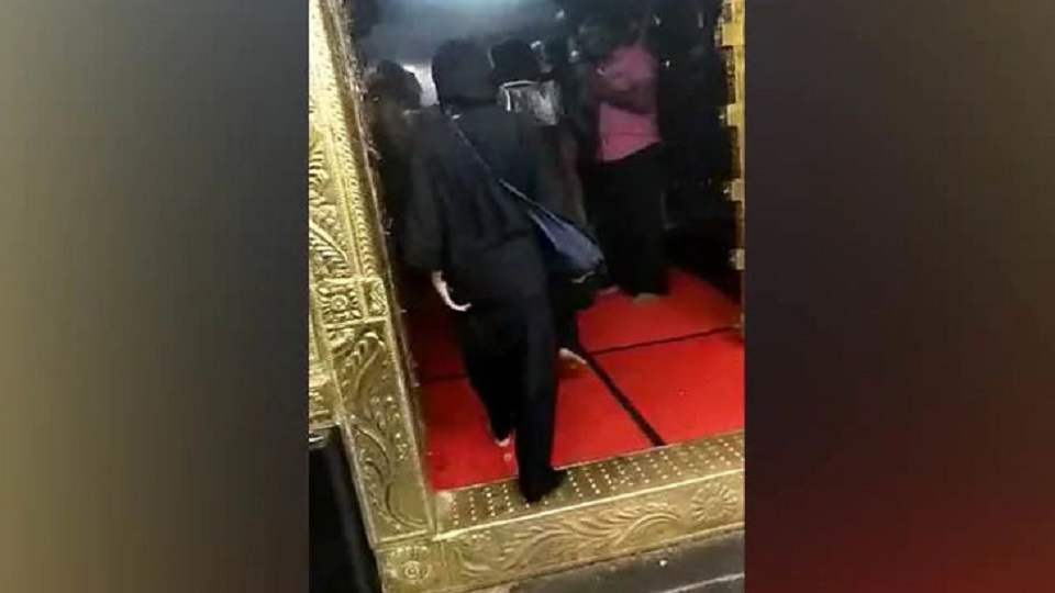 শবরিমালা মন্দিরে প্রবেশ করে ইতিহাস গড়লেন দুই নারী
